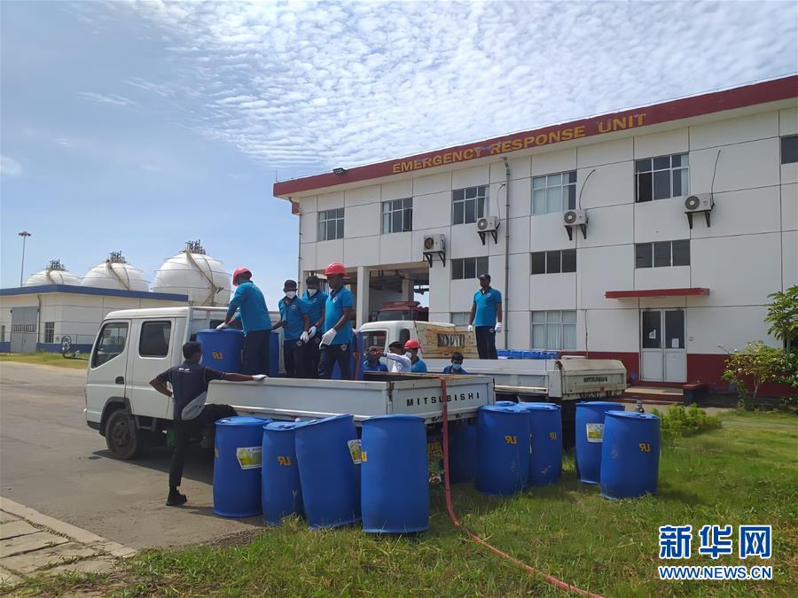 （國際&middot;圖文互動）（2）在斯里蘭卡中國專家和中資企業(yè)助力油輪滅火