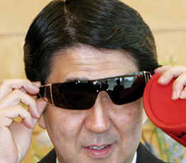 2015，安倍會(huì)繼續(xù)"暴走"嗎？