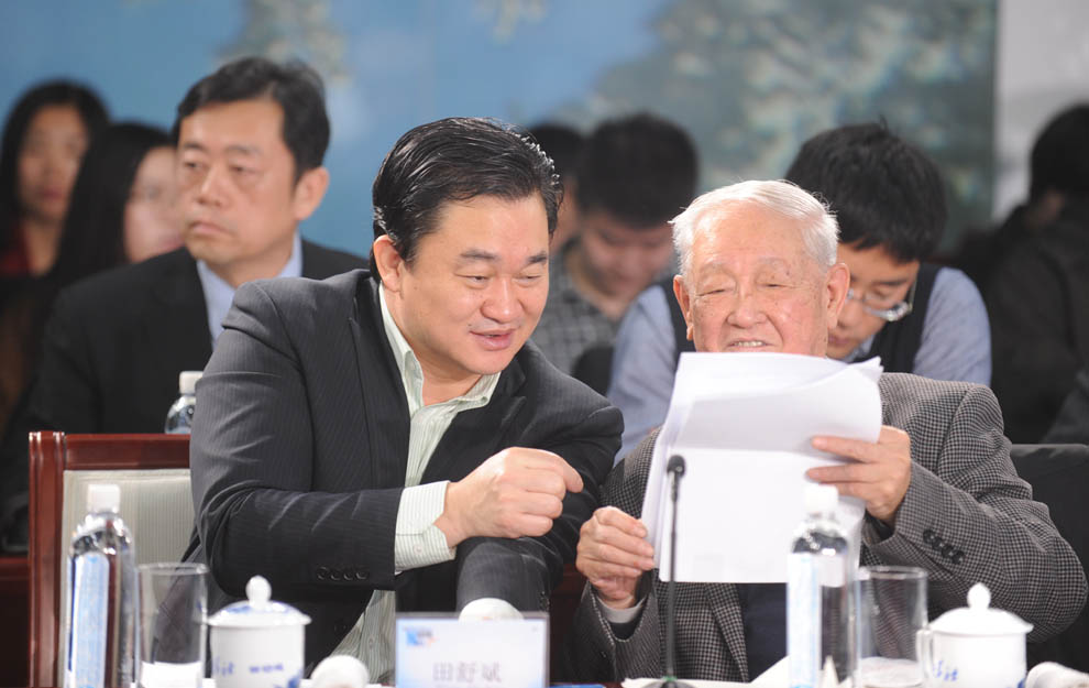 新華網(wǎng)董事長、總裁田舒斌與軍事科學院原副院長糜振玉在現(xiàn)場交流