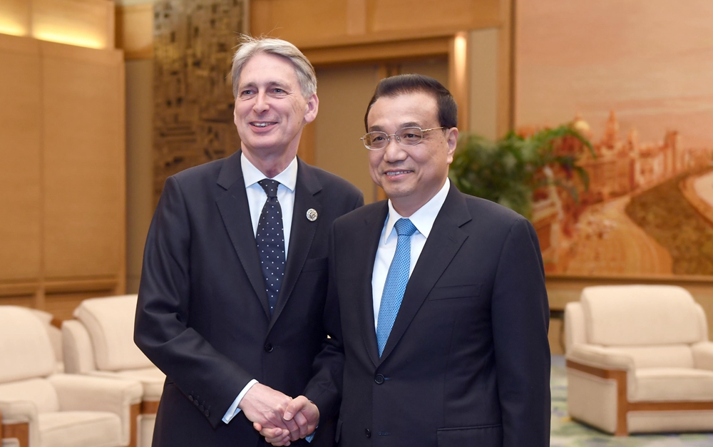 李克強(qiáng)會(huì)見(jiàn)英國(guó)首相特使、財(cái)政大臣哈蒙德
