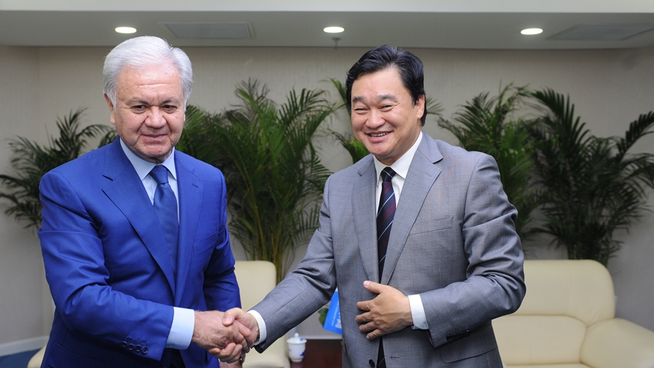 新華網(wǎng)董事長(zhǎng)、總裁田舒斌與上海合作組織秘書(shū)長(zhǎng)阿利莫夫親切握手