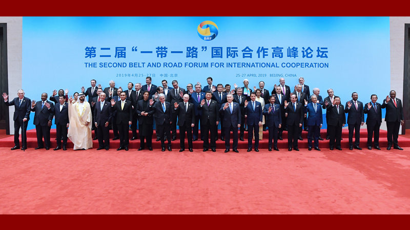 習近平同與會領(lǐng)導(dǎo)人和國際組織負責人集體合影