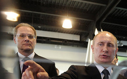 普京參觀科技展 戴3D墨鏡?？?高清)