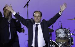 法國(guó)當(dāng)選總統(tǒng)奧朗德在巴黎參加慶?；顒?dòng)(組圖)